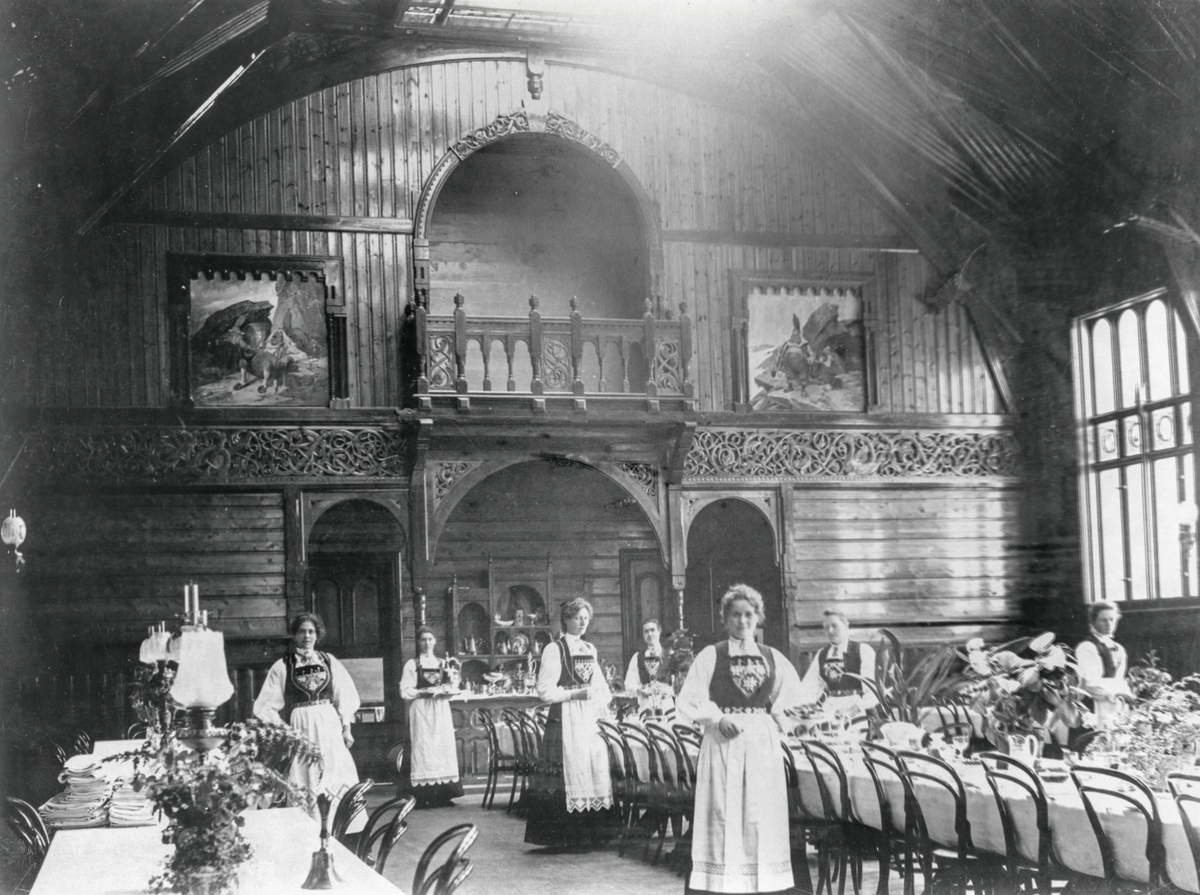 Serveringsdamer i spisesalen på Hotel Hardanger i 1903.