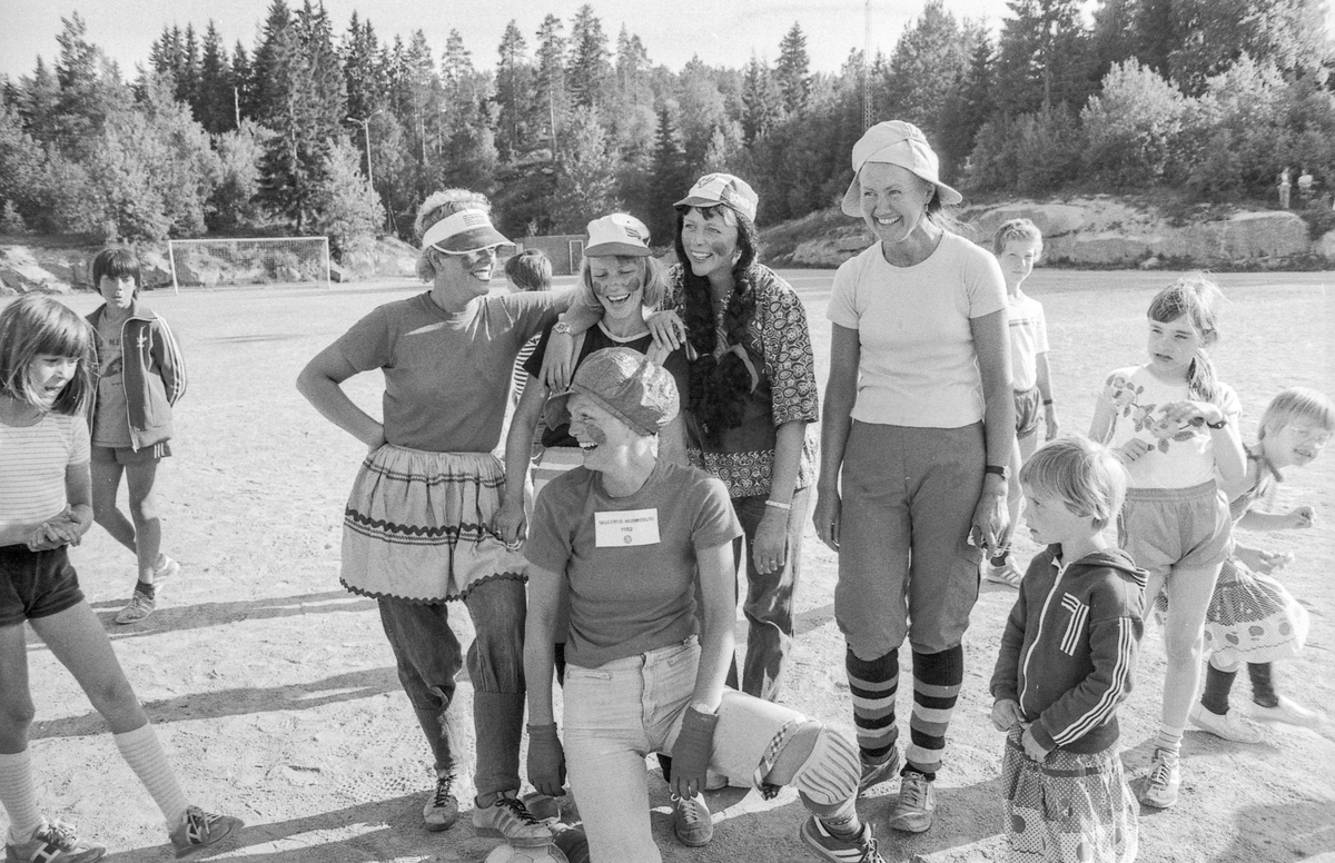 Siggeruddagen 1982. Lek med sekkeløp, hest og sulky med barn, barn og ungdom som leker.
