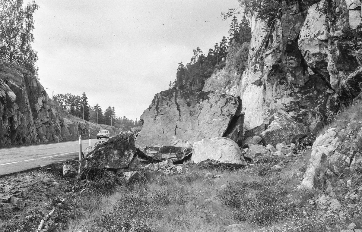 Stenras på RV. 160 v/Tussetjern i Ski. Stor stenblokk ligger ved veikanten.