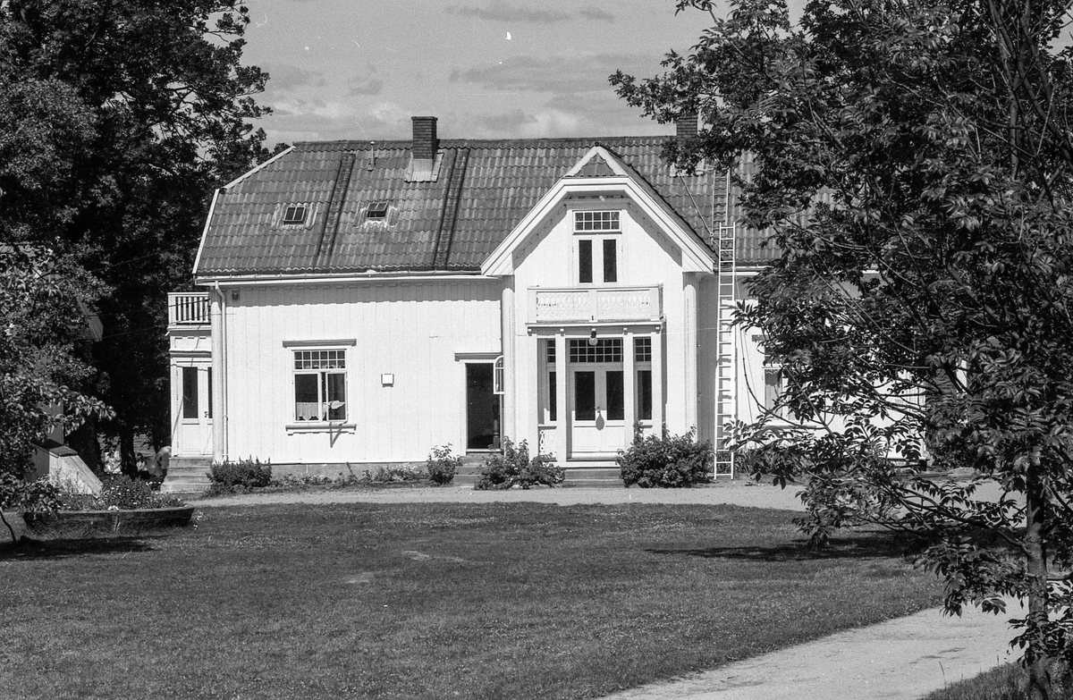 Bevaringsverdige bygninger på Hellviktangen, Nesodden. Kulturperle som skulle brennes. Mary Anne Zagler, bestyrer for bygningene og driften.