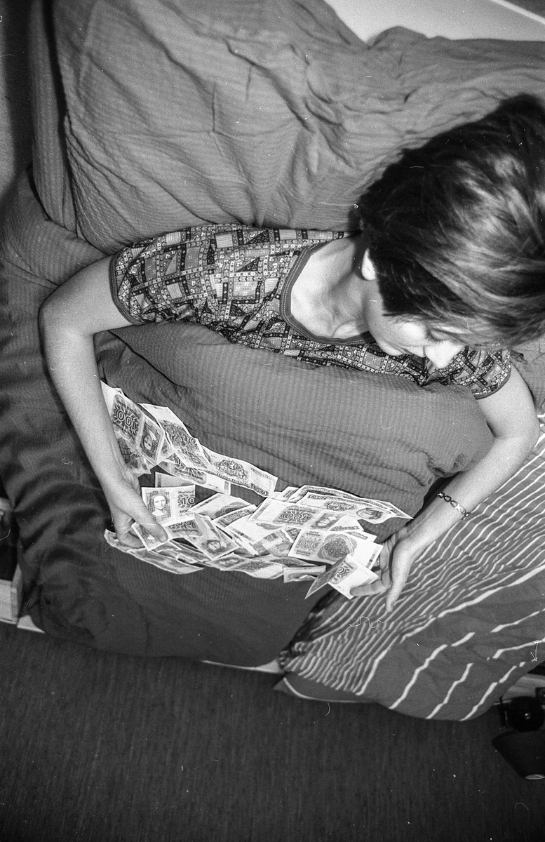 Sykepenger. Arrangert bilde av sengeliggende dame med pengesedler utover dynen.
Fotograf: ØB Ukjent