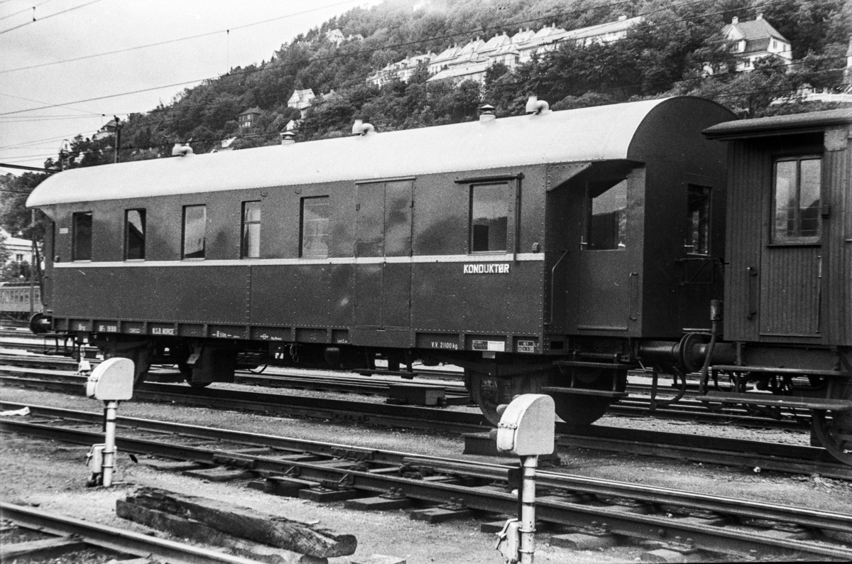 Person-, reisegods- og konduktørvogn litra  BF3 nr. 19918. Vognen ble primært benyttet i godstog.
