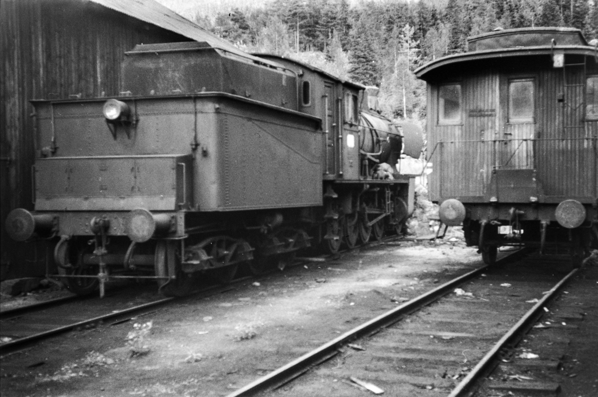 Utrangert damplokomotiv type 28b nr. 151 på Ål stasjon.