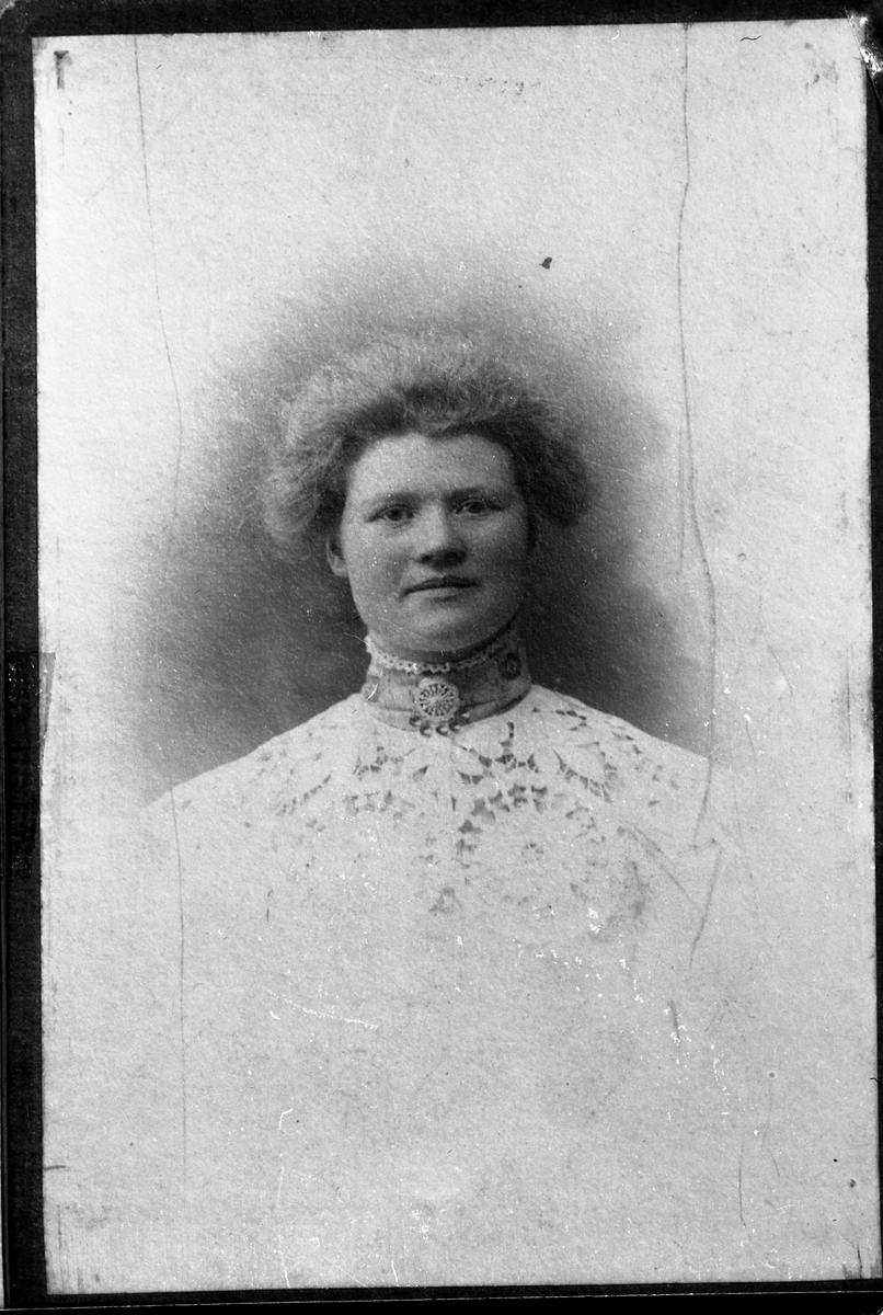 Avfotografert portrett av ei uidentifisert kvinne.