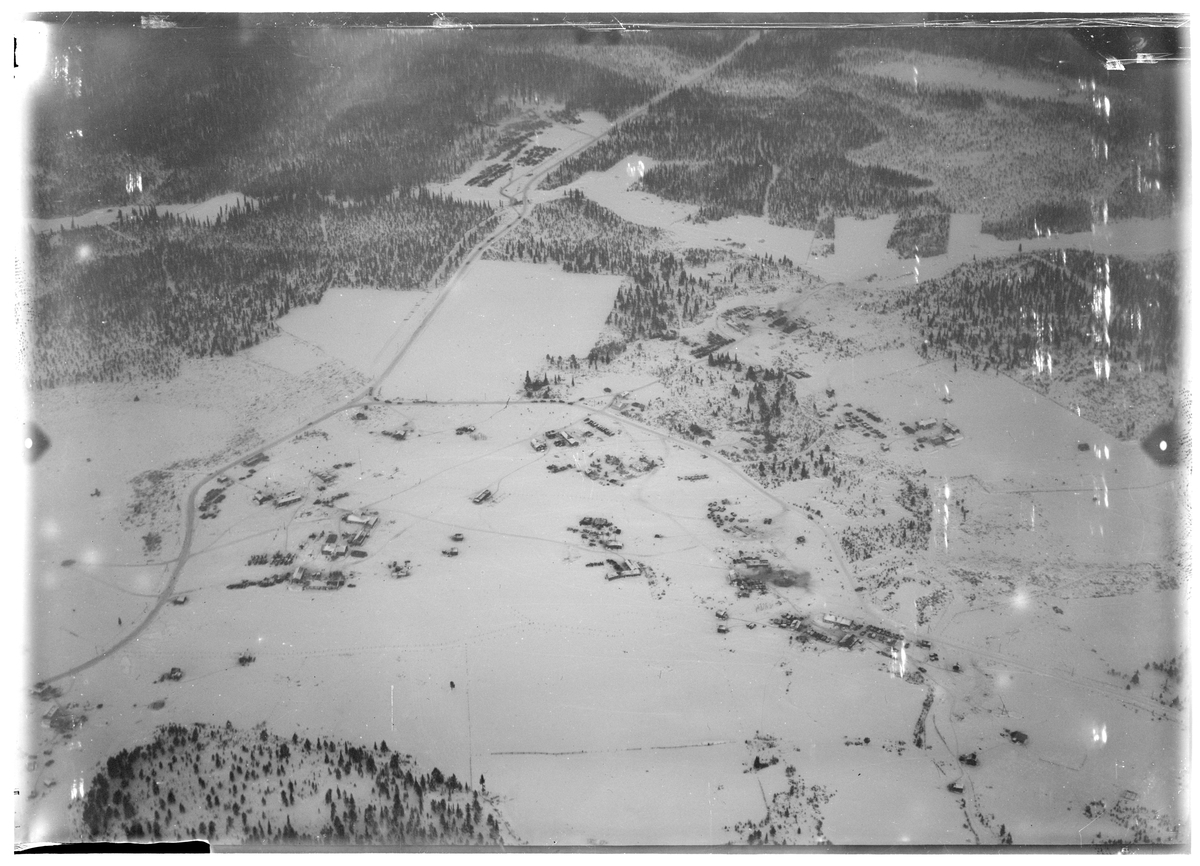 Flygfotografi av resultat av första flyganfallet mot Märkäjärvi den 12 januari 1940. Bild från F 19, Svenska frivilligkåren i Finland under finska vinterkriget.