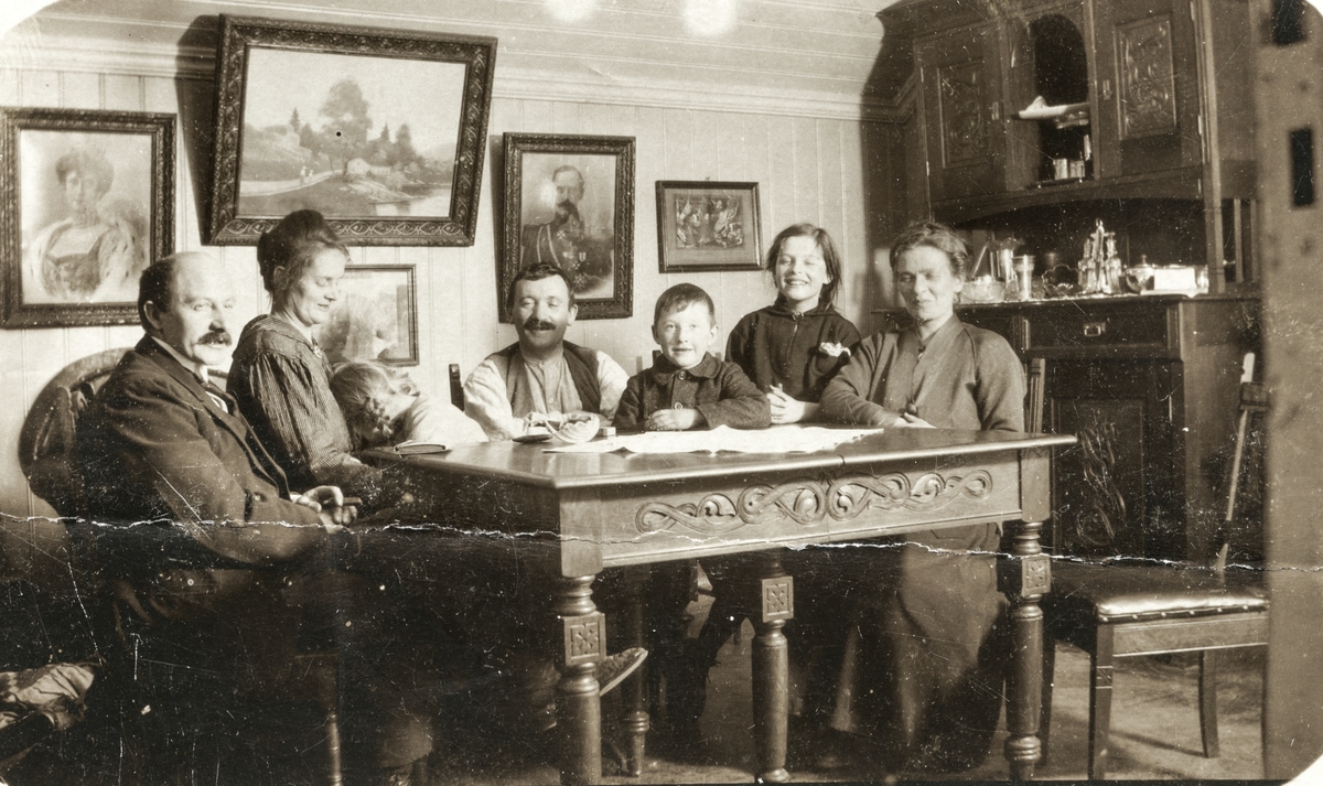 Glade folk rundt bordet i ein heim på Nyland i Odda.