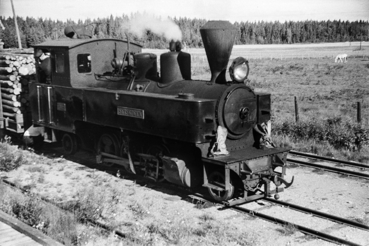 Aurskog-Hølandbanens damplokomotiv nr. 4 SETSKOGEN på Killingmo stasjon.