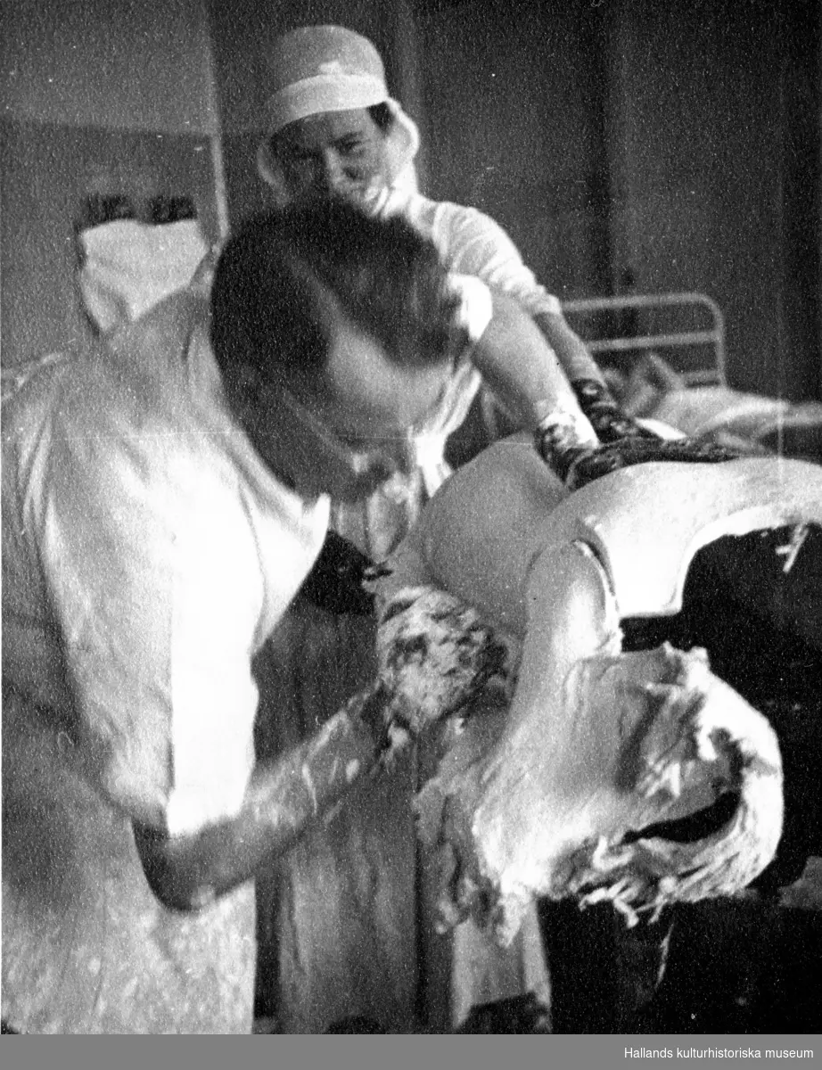Dr Hanson under arbete med något slags gipsavgjutning tillsammans med en sjuksköterska. Gipsavdelningen på Kustsanatoriet Apelviken stod klar 1933.
