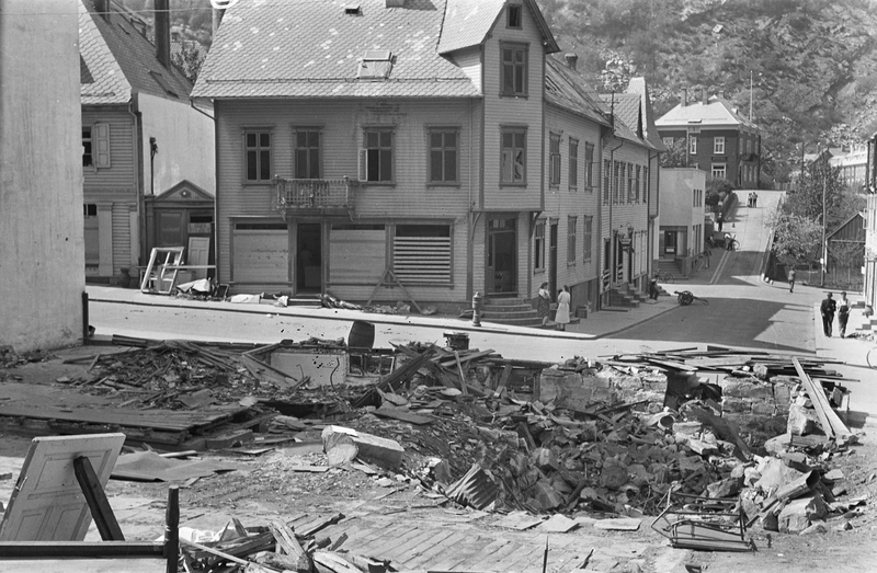 Øydeleggingar i Odda sentrum etter bombinga under 2. verdskrigen