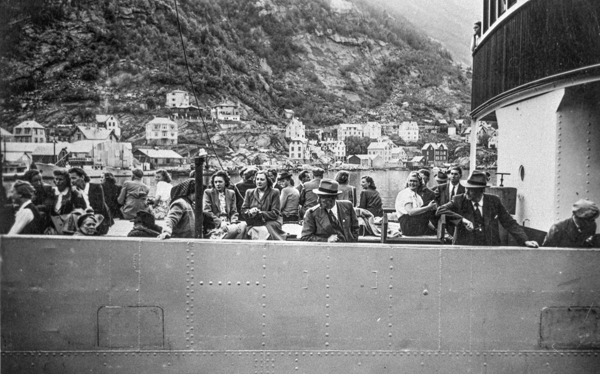 Båten "M/S Opo" med passasjerar i Odda hamn.