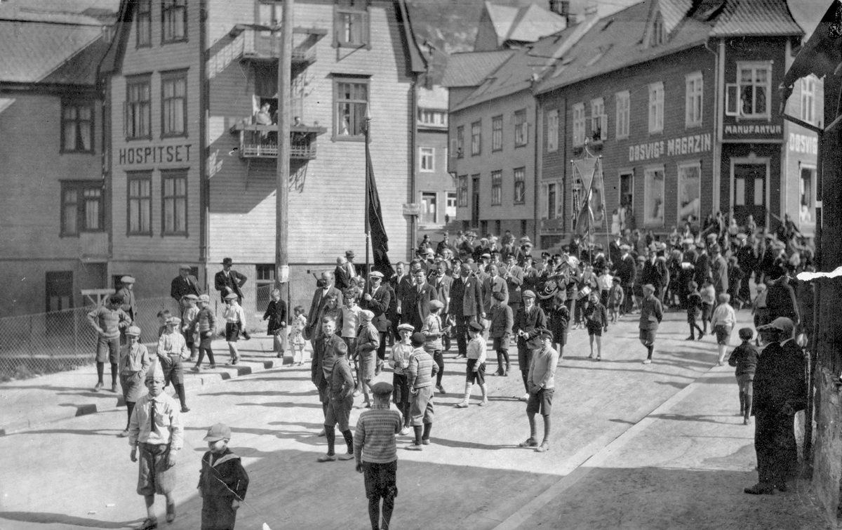1. mai-tog gjennom Odda sentrum i 1930.  