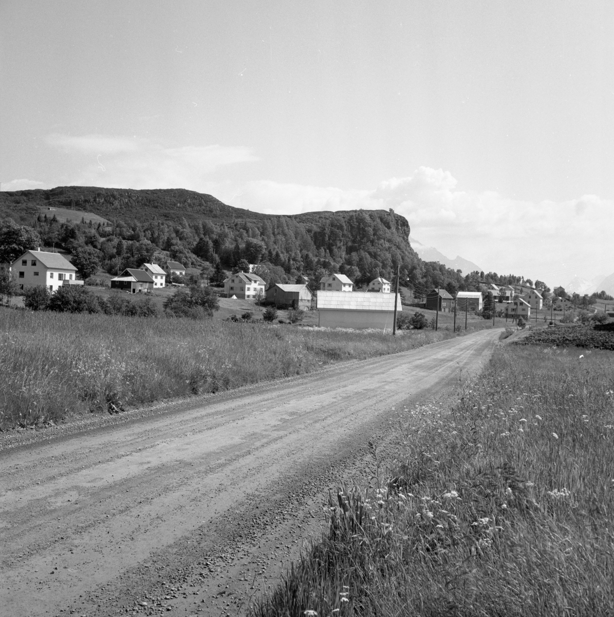 Prospektfotografi av bebyggelsen i Leirvågen/ Sunde med veien igjennom.