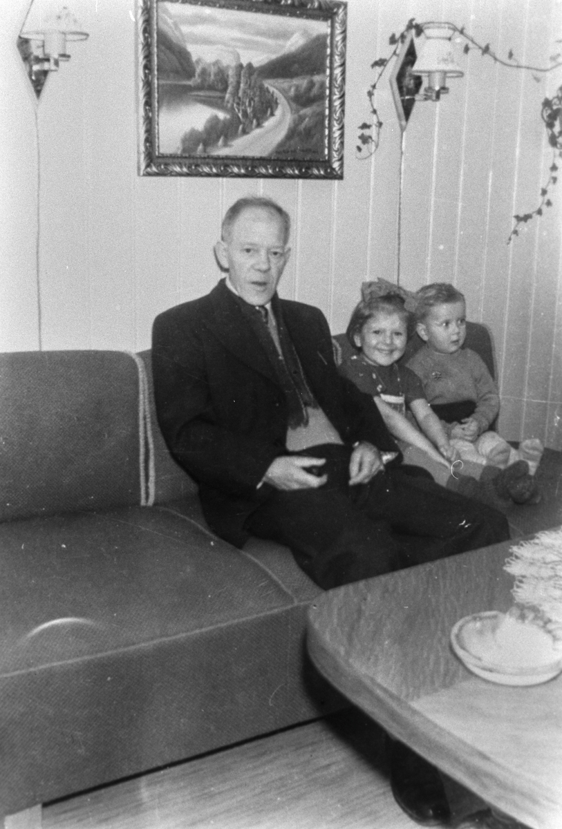 Bestefar og barnebarn på Ottomansofaen i Murboligen.