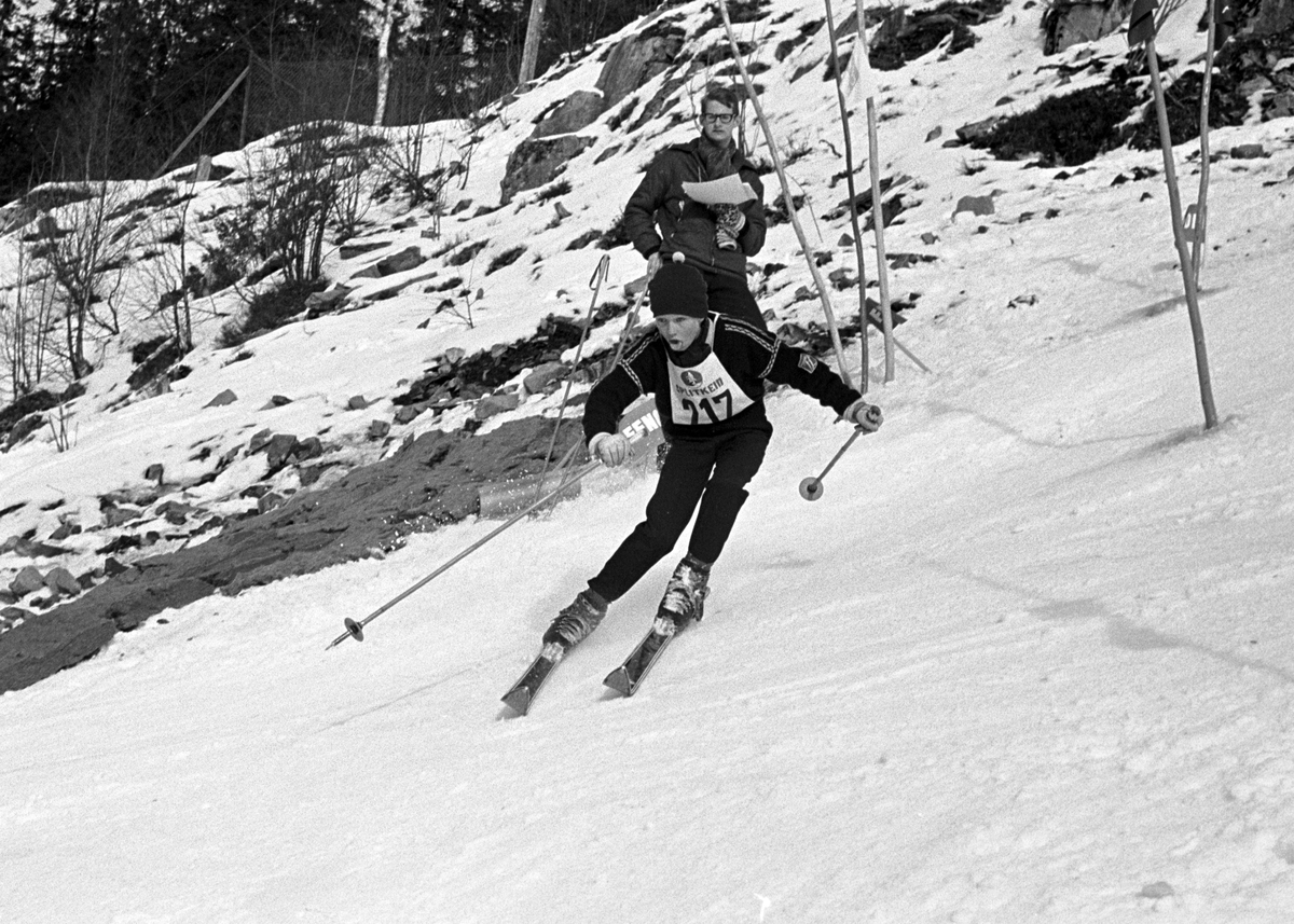 En slalåmkjører på vei ned Rødkleiva, NM slalåm junior Fotografert 8. mars 1964.