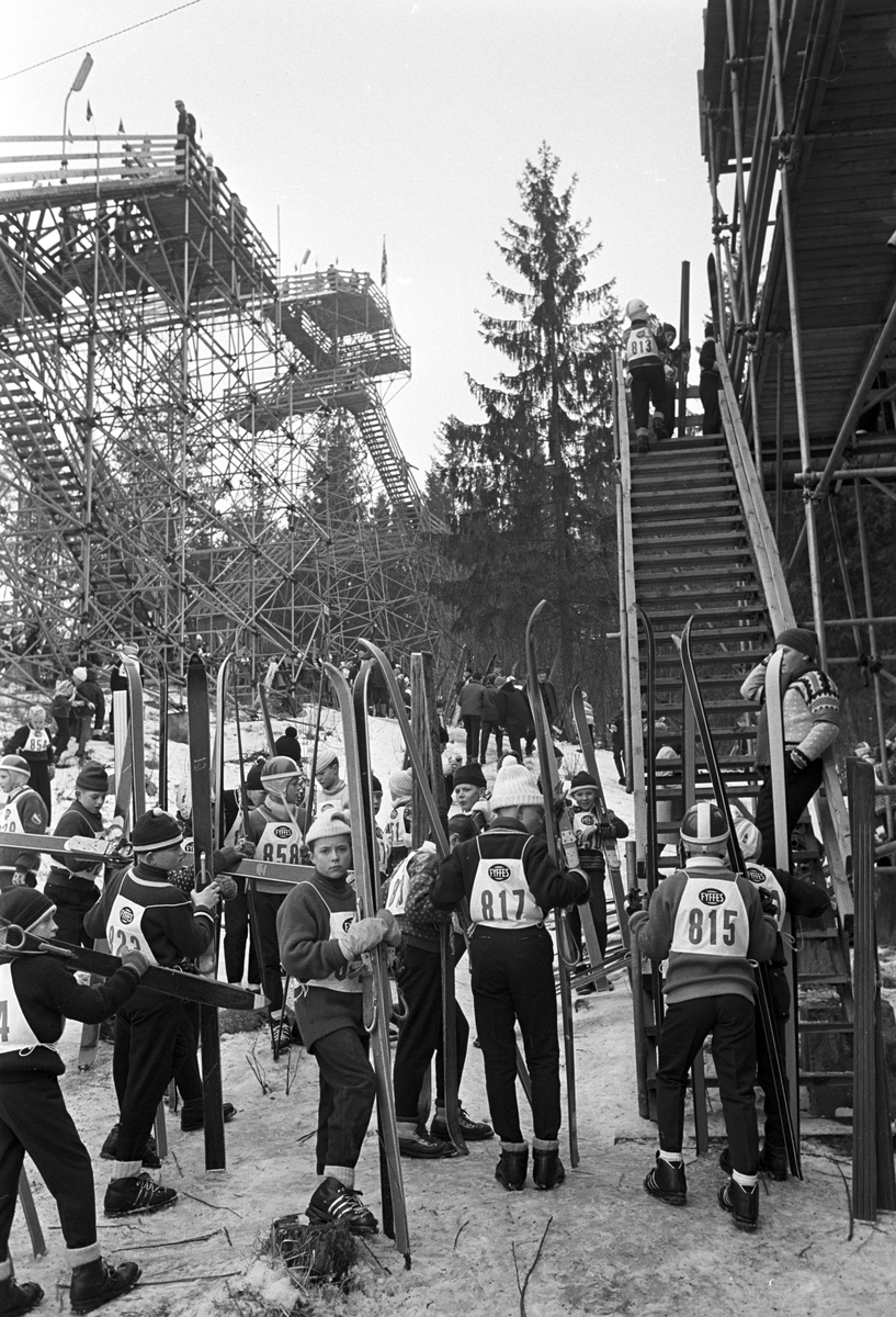 Mange gutter venter på tur til å gå for å hoppe, Bekkelaget skirenn i Bekkelagsbakken. Fotografert 8. mars 1964.