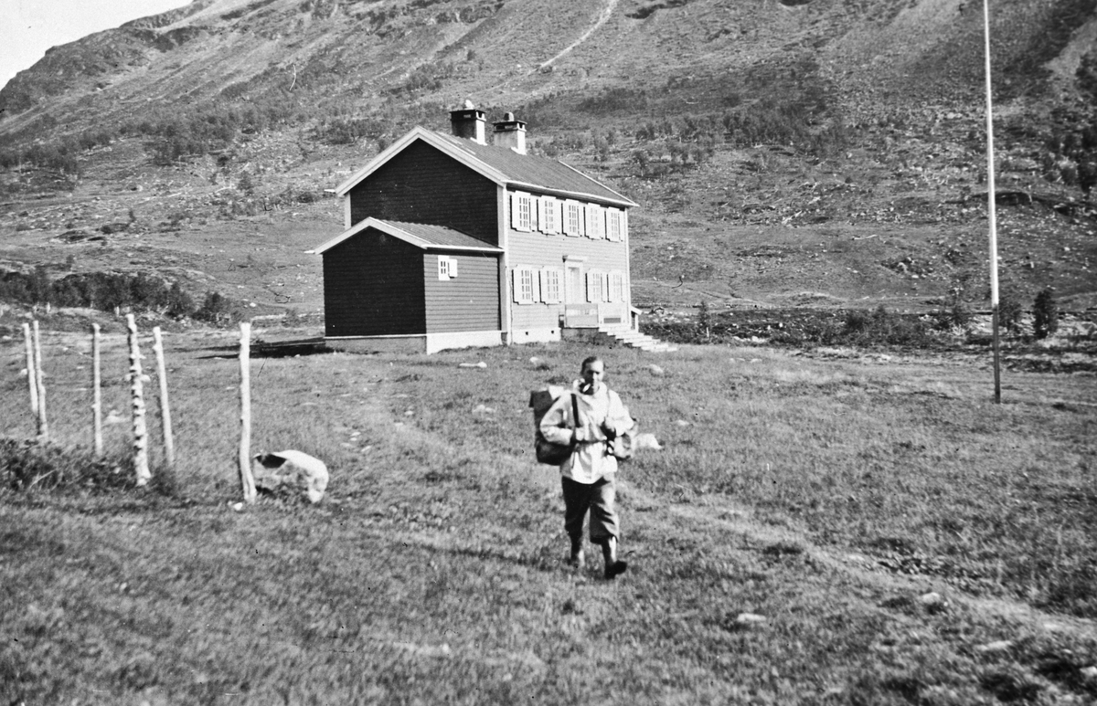 Mann på tur til Valldalseter Turisthytte, før oppdemninga av Valldalen.