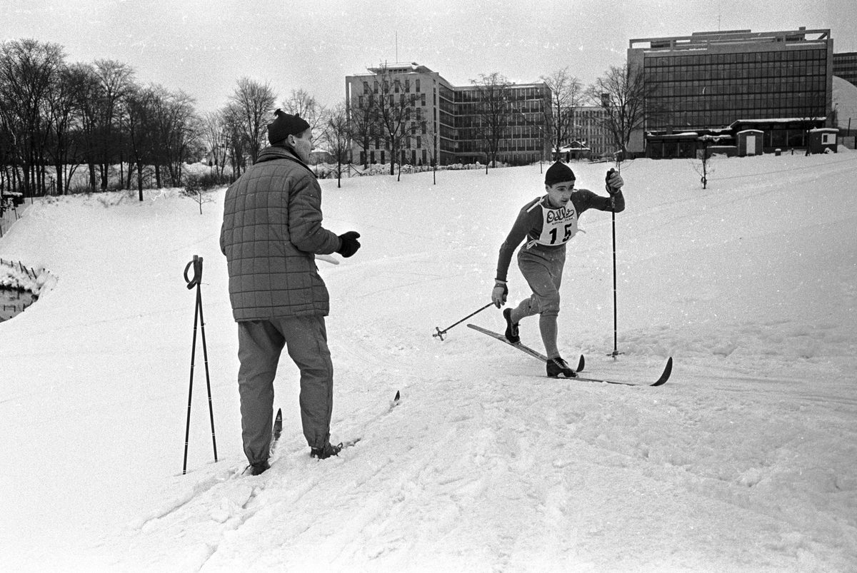 Skiløper i løypa, Monolittrennet. Fotografert vinteren 1966.