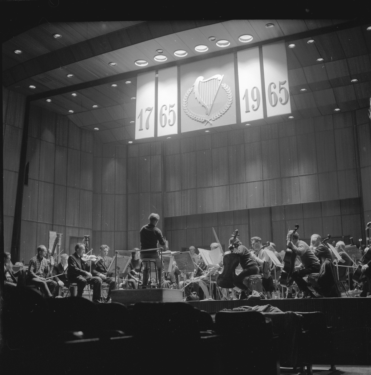 Fra Bergen Filharmoniske orkester 200 års jubileum. Orkester spiller. Fotografert september 1965.