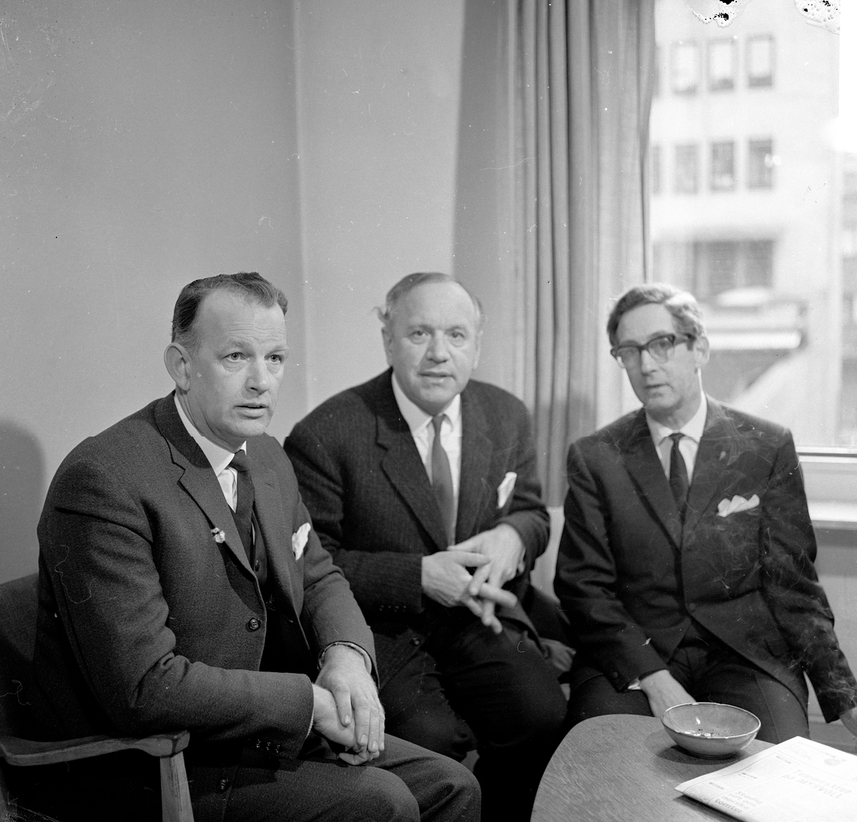 Den norske kammerkvartett. Tre menn sitter ved et bord, Novang, Øyan og Wallin. Fotografert mai 1966.