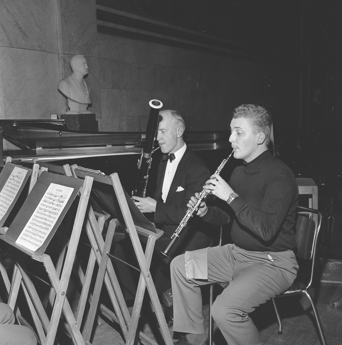 To medlemmer av Oslo Blåsekvintett spiller. Fotografert 8. mars 1965.