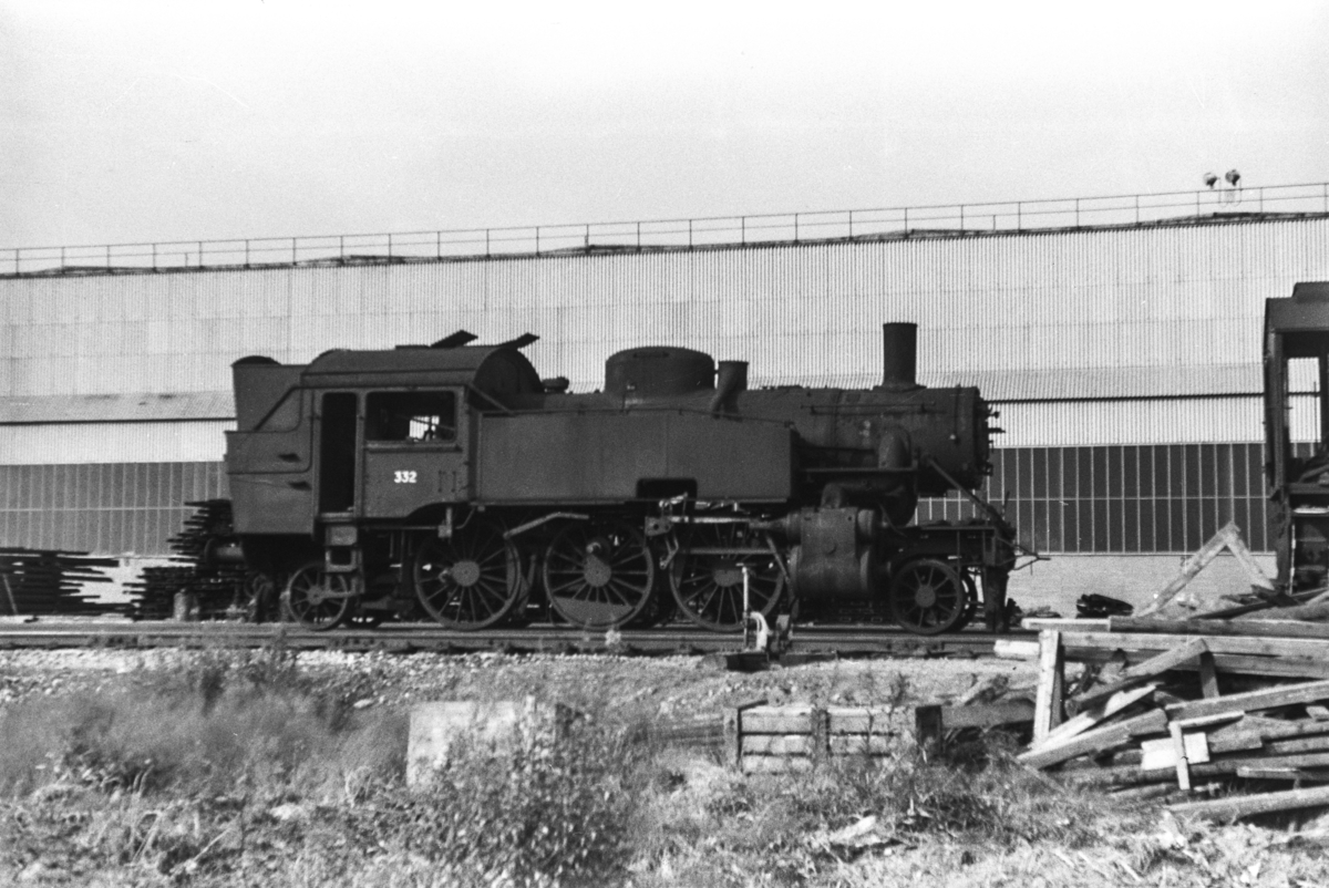 Utrangert damplokomotiv type 32b nr. 332 venter på opphugging ved Norsk Jernverk i Mo i Rana.