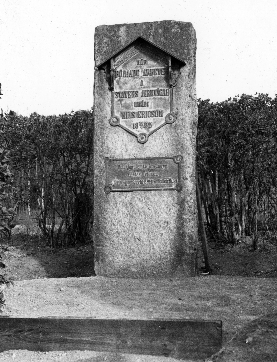 Minnessten på den plats i Skaveryd (Lövekulle) där första spadtaget till Västra stambanan togs den 30 april 1855. Stenen restes 1880.