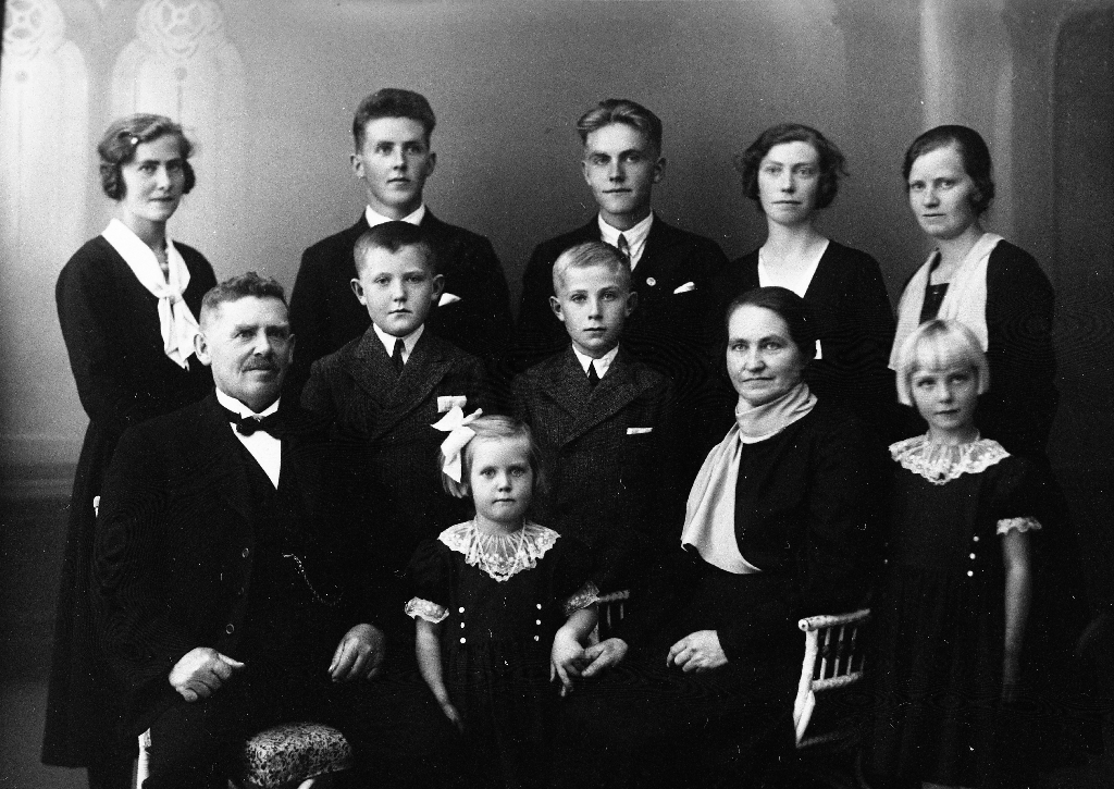 Familien til Magnhild f. Saga og Erik P. Håland med 9 born. 
Framme f. v. : Erik P. Haaland (14.12.1877 - 21.3.1946), tvillingane Eirik Håland 22.7.1924 - ) og Magne Håland (22.7.1924 - 4.6.2007), framfor dei står Herborg Håland g. Rage (28.8.1929 - ), Magnhild Haaland f. Saga (27.6.1888 - 9.4.1979 )og Ranveig Elisabeth Håland g. Samslått (20.12.1927 - 17.4.2000).
Bak f. v. : Magda Håland g. Fjermestad 17.12.1910 - 3.4.1999), Per Håland 17.9.1912 - 22.8.2007), Kristian Håland (17.8.1915 - ), Helene Håland (17.1.1908 - 31.5.1996), Justina Håland (9.8.1909 - 3.4.2006).