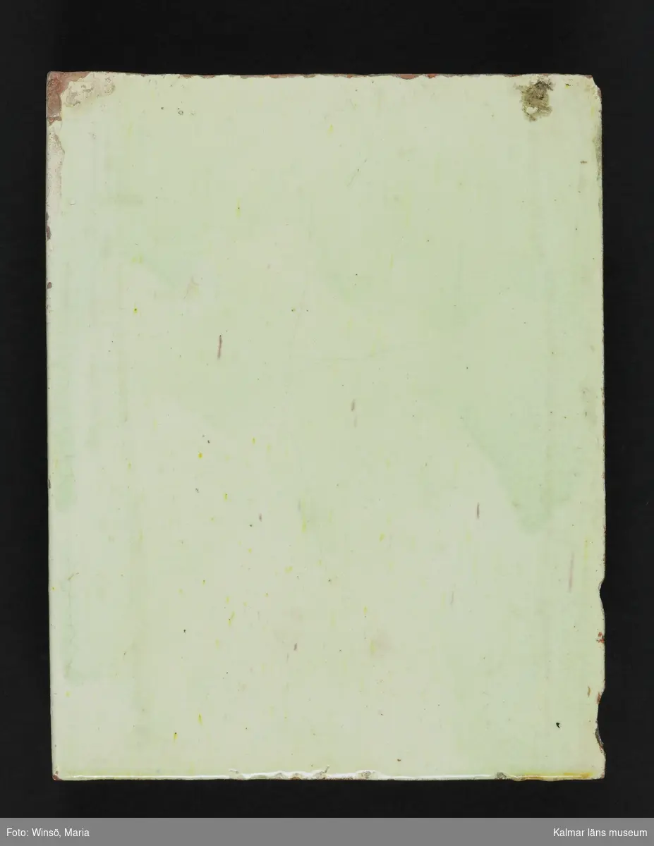 KLM 17887. Kakelugn. Av röd lerskärv och gulglaserad. Flat ugn med hylla. Krönlist och fris med palmettorn i relief. Skänkfris med bladranka.

Förteckning över samtliga kakel, med mått inom parentes, gjord i samband med inventering 1964:  
:1.  1 st. fasadkakel         (27x10,5 cm)
     1 st.  -"-                    (27,5x10,5 cm)
     1 st.  -"-                    (18,5x21 cm)
     10 st.  -"-                  (26,5x21 cm)
     13 st.  -"-                  (28x21 cm)
     2 st.  -"-                    (28x20 cm)
     2 st.  -"-                    (30,5x21,5 cm)
:2. 1 st.  -"-                    (28x22 cm) rutmönstrad dekor, jämför KLM 38937.
:3. 3 st.  -"-   sockel        (30,5x23,5 cm) brunglaserad
     2 st.  -"-  sockel         (30x18 cm)
:4. 4 st. listkakel, fotlist    (14x20,5 cm)
:5. 8 st. hörnkakel           (26,5x23 cm) rätvinkligt hörn
:6. 5 st. hörnkakel           (28x23 cm) rundade hörn
:7. 2 st. krönkakel           (10,5x21,5 cm)
:8. 9 st. kakelfragment varav ett med dekor i svart, grönt och rött i form av en stiliserad bladslinga.
