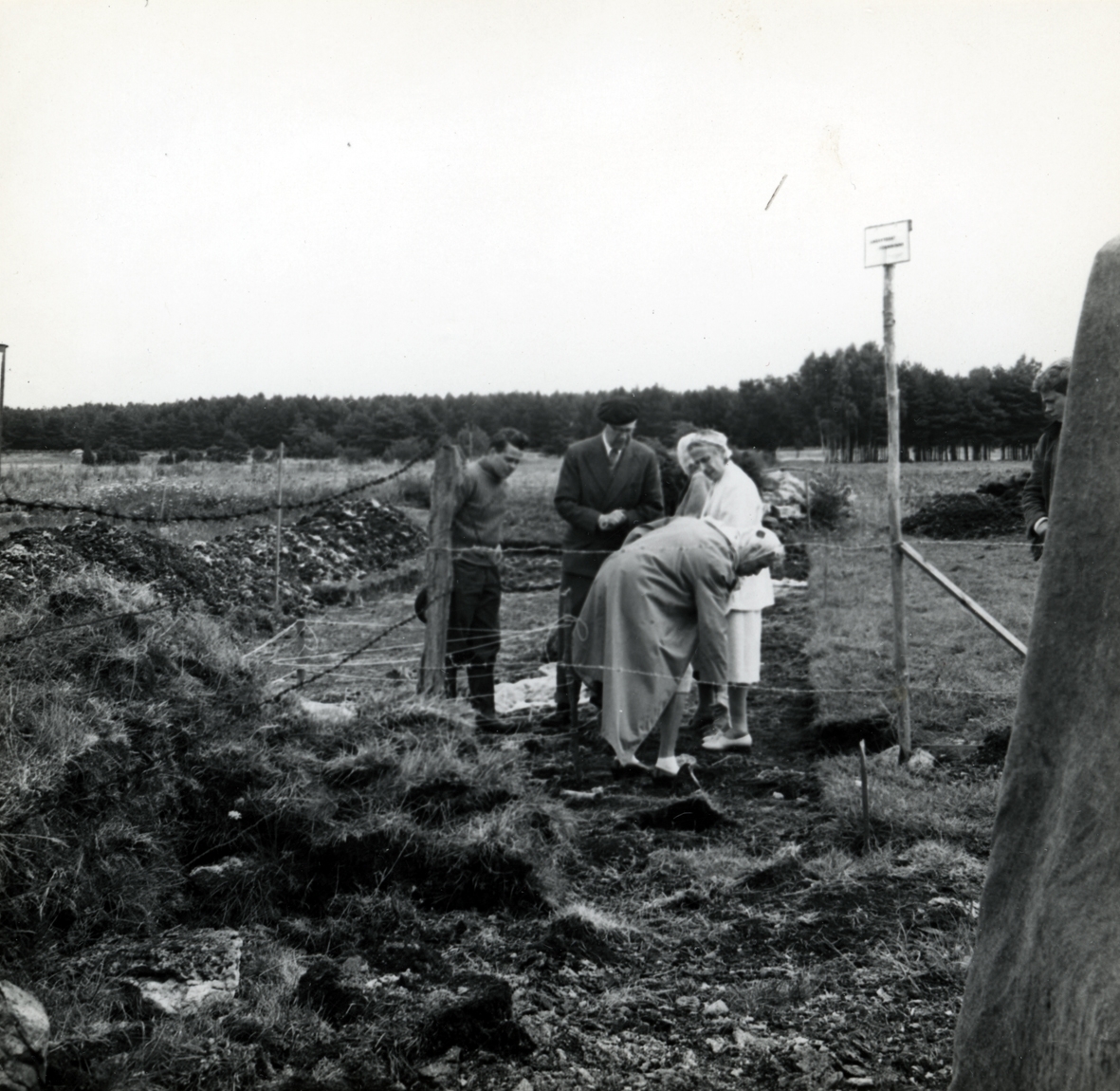 Ulf Erik Hagberg och kung Gustaf VI Adolf vid Utgrävningarna i Skedemosse.