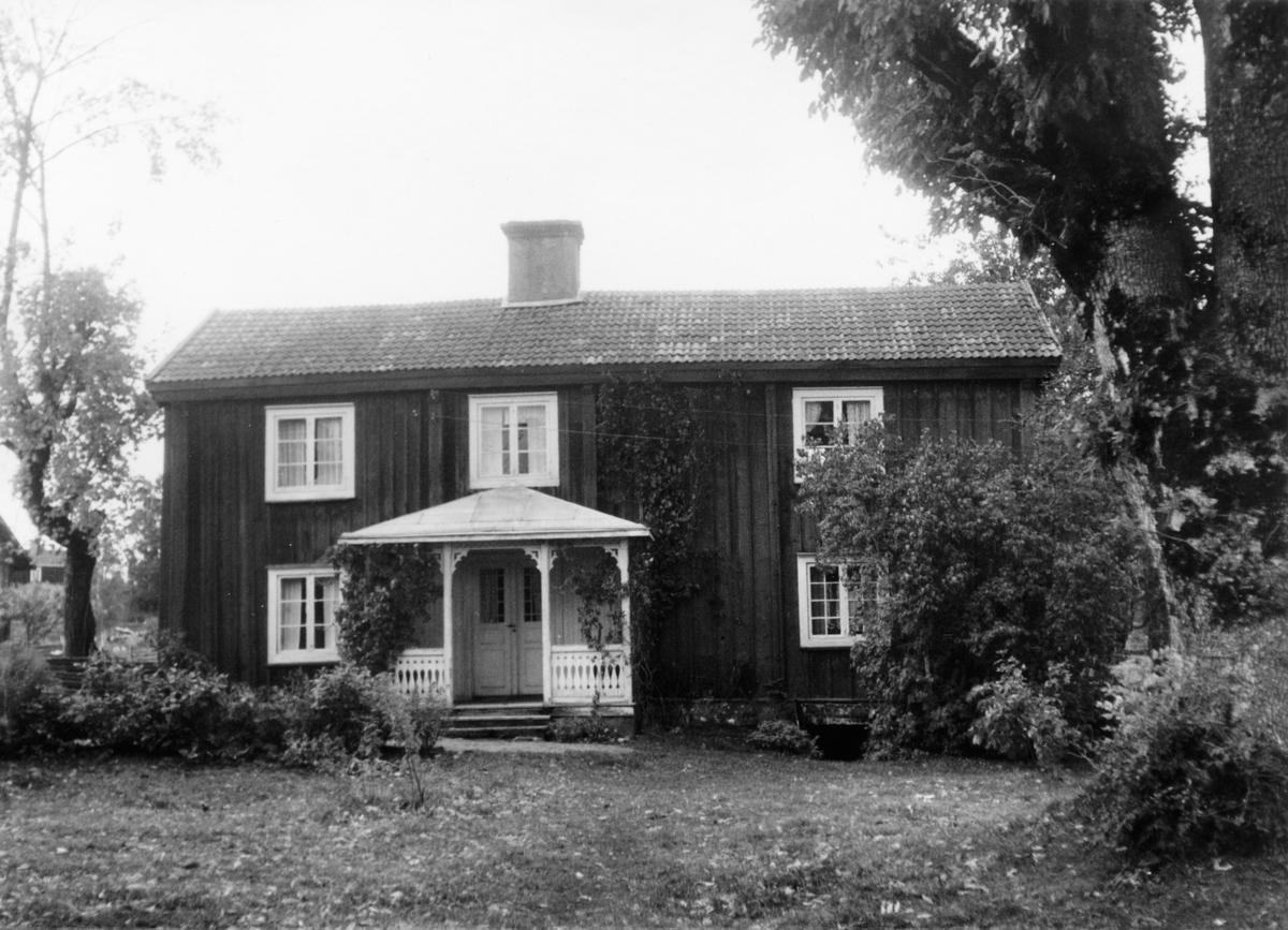 En gård vid landsvägen i Nedre Åmjölkesbo i Vetlanda kommun.