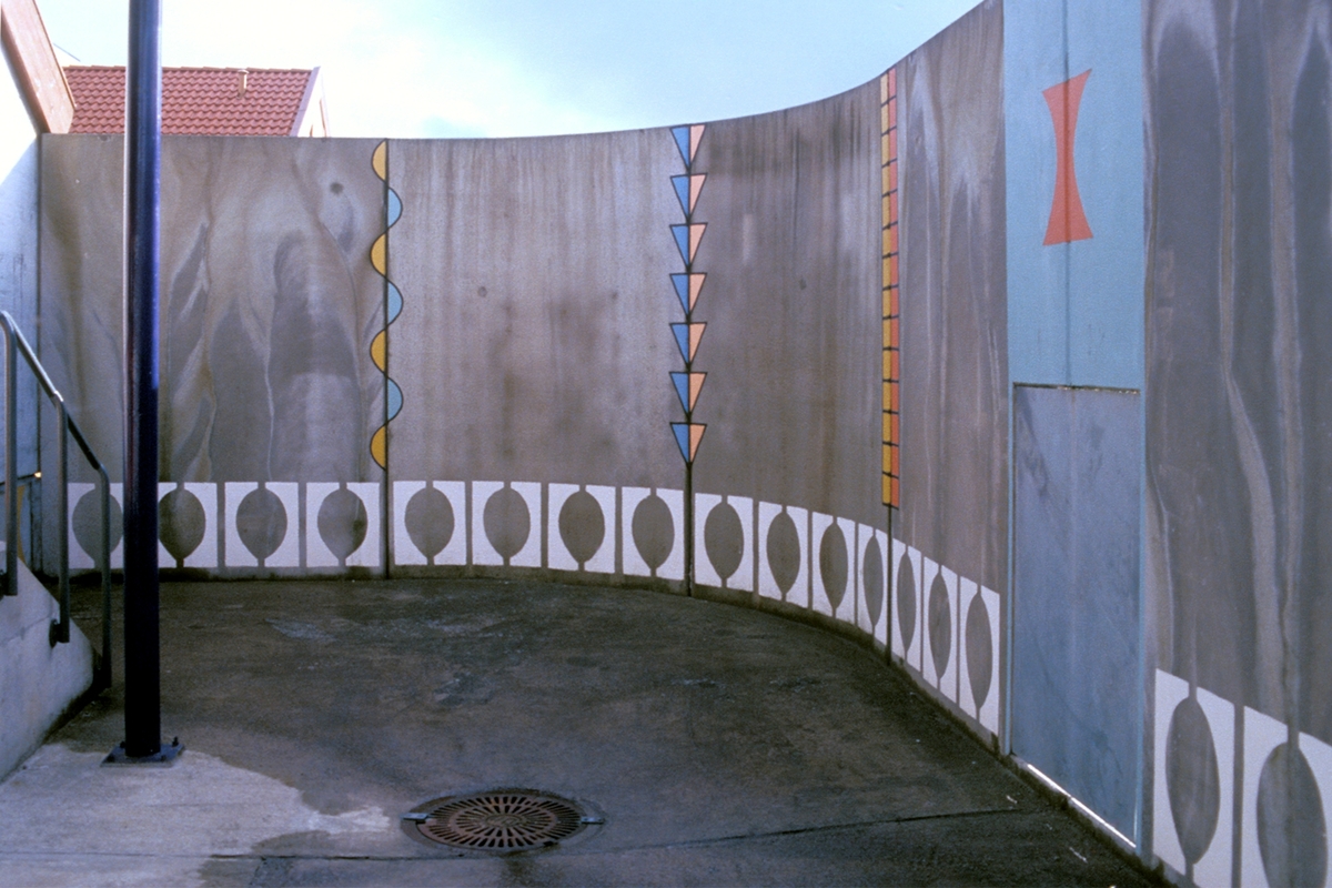 Arbeidet er en del av en utsmykking som omfatter fem verk, tre innendørs og to utendørs i luftegårdene. Maleriet er utført rett på betongveggen.
