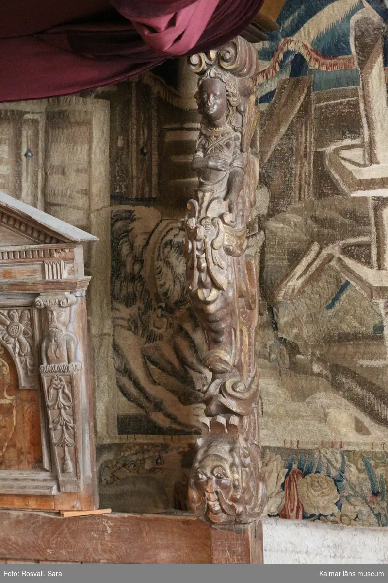 KLM 1237. Säng, trä. Snidad säng i ek. Rikt dekorerad med reliefskulptur, med figurscener, maskaron, ornament, adelsvapen och kungligt vapen. Figurscenerna är utformade i hög relief, med typiska renässansmotiv, bland annat "Leda och svanen". Bakre gaveln är odekorerad men över listen sitter en vapenplatta med det svenska riksvapnet och Gustaf Adolfs chiffer. Vapenplattan är inte ursprunglig, men har varit förbunden med sängen åtminstone sedan 1700-talets början. På framgaveln, de danska ätterna Billes och Rosenkrantz vapen. Sängen har en lådformig konstruktion, med främre och bakre gavlarna högre än sidostyckena och rikt skulpterade stolpar i varje hörn. Stolparna har formen av hermer, uppstigande ur en rik broskornamentik. Stolparna har tidigare burit ett tak eller en "krans" i listverk. År 2001 tillkom sängbotten, tak och övrig textil som rekvisita. 

Mått: yttermått 233,5 cm lång, 152 cm bred varav 7 cm utgör extra fot. Främre gaveln 111,5 cm, främre gavelns krön 31,5 cm, Höjd, stolpens höjd från gavelkanten 113 cm, totalt 222 cm. Huvudänden/Bakre gaveln 111.5-112 cm. Höjd Gustaf Adolfs namnplatta 85 cm. Höjd Sängens innermått 219 x 146 cm.