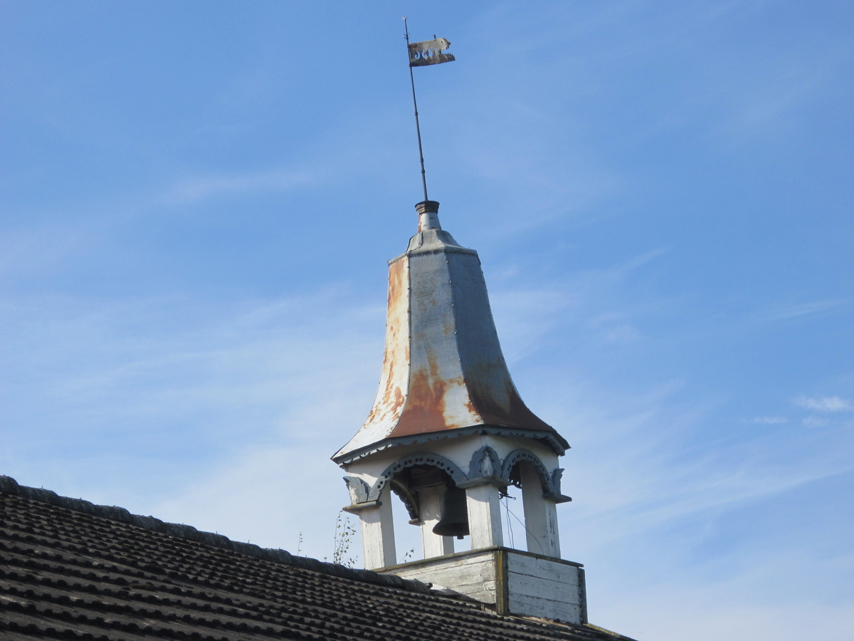 Klokketårnet på Dahl østre har hjelmtak og står på låven. Årstallet 1836 er skrevet på værhanen. Klokketårnet og låven ble restaurert i 1890 av en snekker fra Lillehammer. I dag er tårnet i middels til dårlig stand. 
Klokken har trolig inskripsjonene «Hans O. Dahl» og et ukjent årstall.