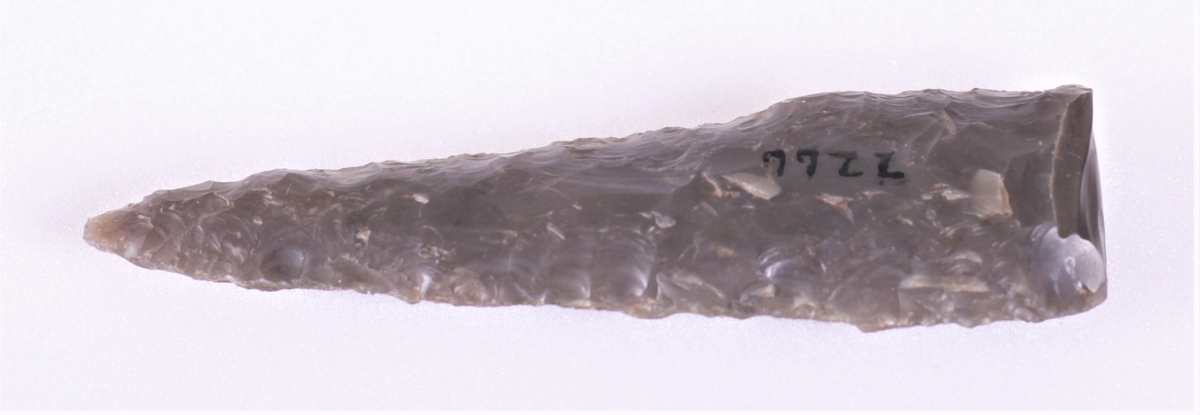 Flintspiss, spydspiss av flint fra yngre steinalder.