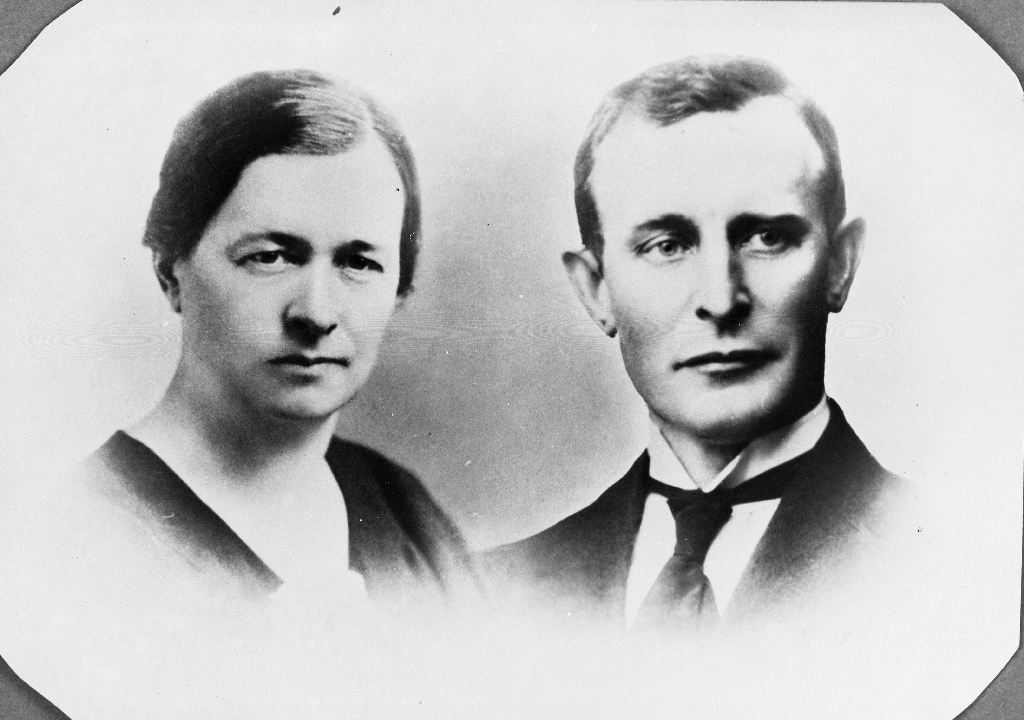 Marta Cecilie Ormsdtr Bergesen (1856 - 1945) og Kristian Aasland (1841 - 1911). Marta Cecilie var tredje kona hans Kristian.