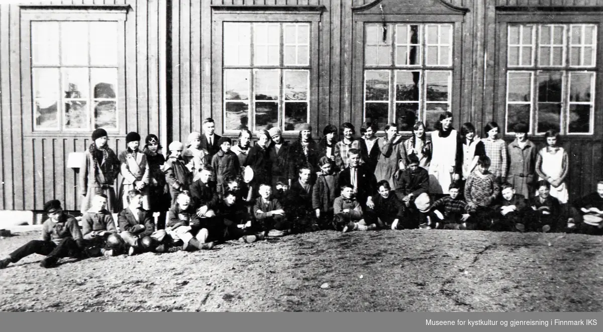 Honningsvåg. To sjuende-klasser utenfor Honningsvåg barneskole ved avslutningen. 1930.