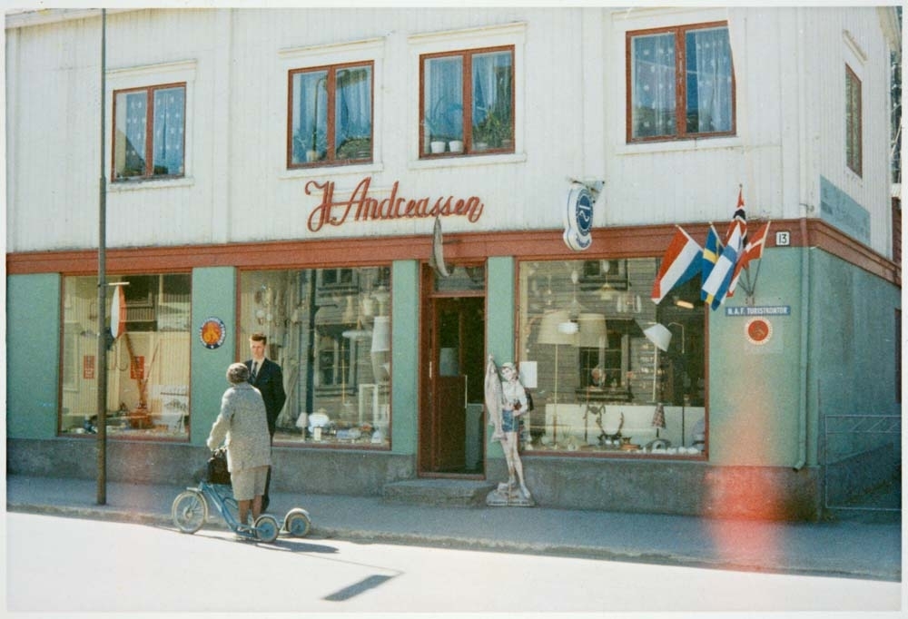 H. Andreassen. Forretning for elektriske artikler i Strandgata. N.A.F. Turistkontor på skilt.