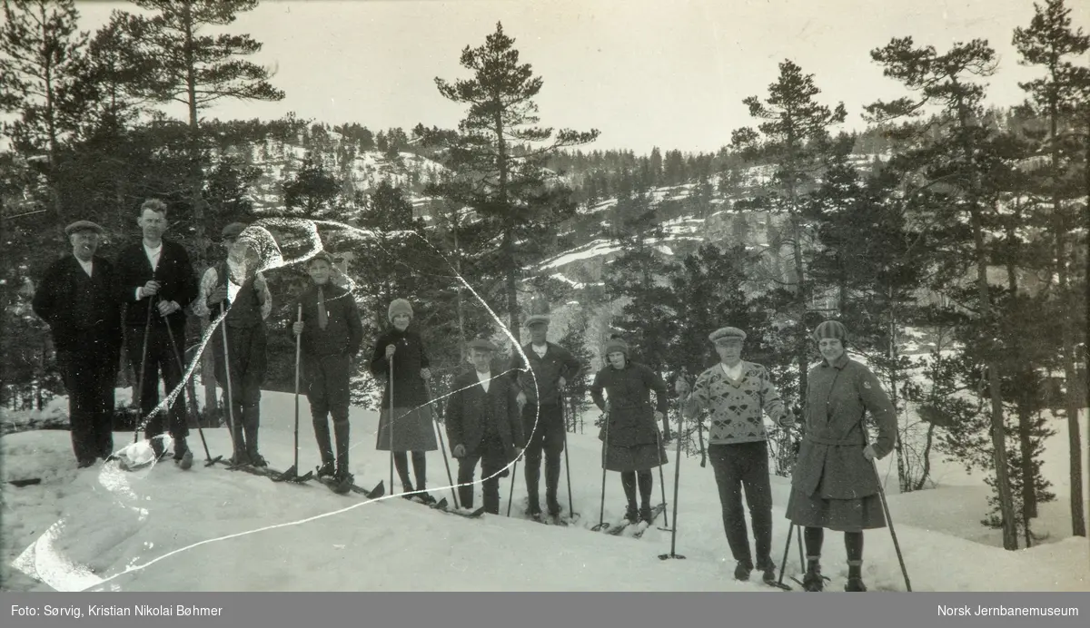 Fra byggingen av Sørlandsbanen. Anleggsledelse med fruer på skitur ved Robuvatnet mellom Herefoss og Fidjetun.
