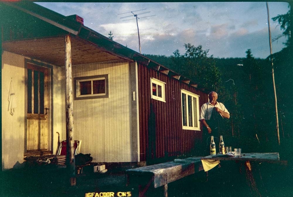 Mann ved hytte. Antagelig Gunnar Wikborg Vik.