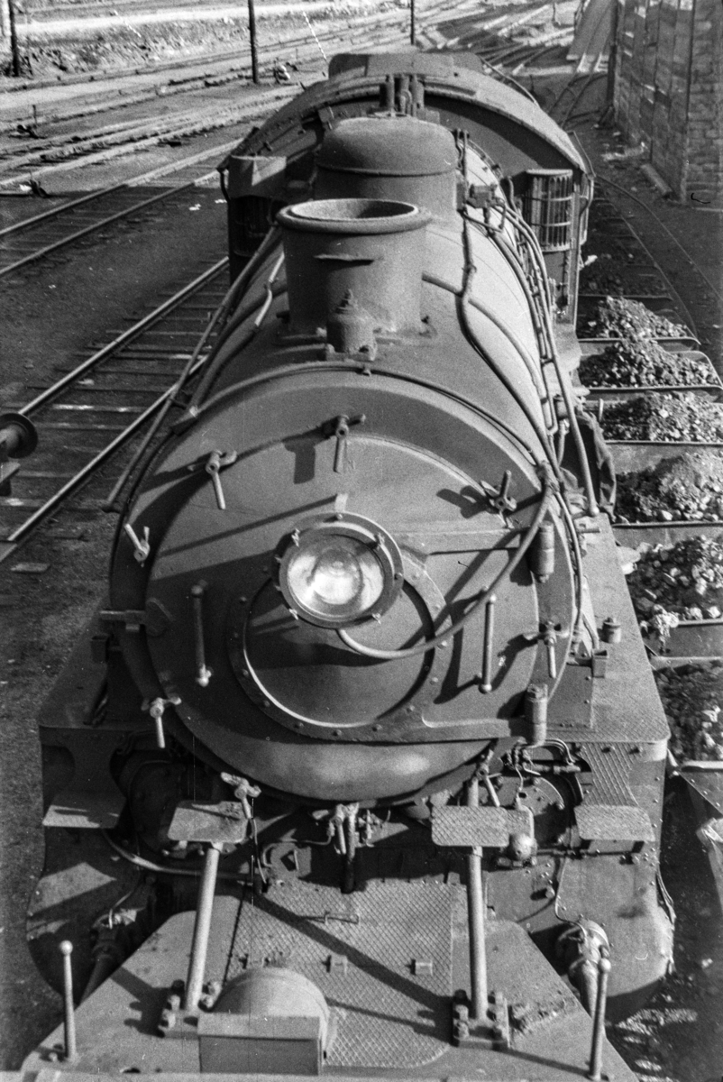 Damplokomotiv type 31b nr. 431 ved lokomotivstallen på Bergen stasjon. Trallebane med vagger for transport av kull til lokomotivene.