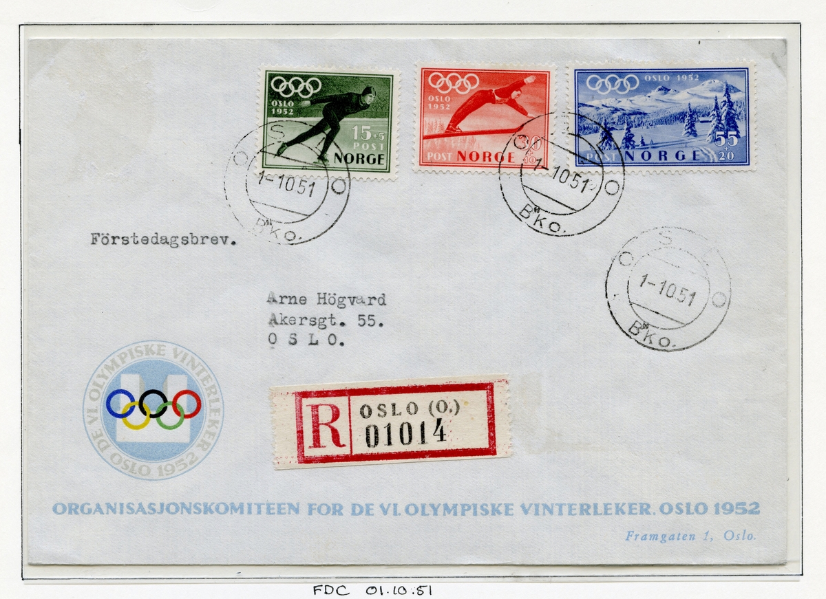 A4-side med to like konvolutter der den første er et førstedagsbrev. Begge konvoluttene har tre firmerker (et grønt med en skøyteløper, et rødt med en skihopper og et blått med fjell- og vintermotiv). Den første konvolutten er stemplet 1.10.51 og har merkelapp for rekommandert sending. Den andre konvolutten er sendt den 1.2.52. Begge konvoluttene er sendt av Organisasjonskomiteen for vinterlekene i Oslo 1952, og har emblemet og navnet trykket på konvoluttene.