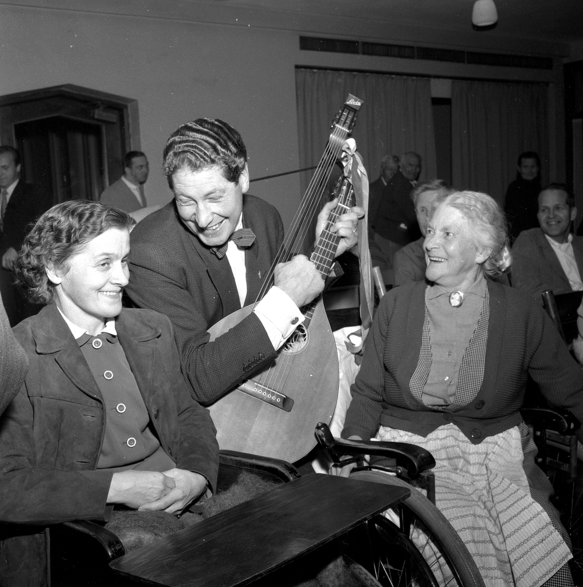 Ellen Dahl roar kroniskt sjuka.
December 1956.