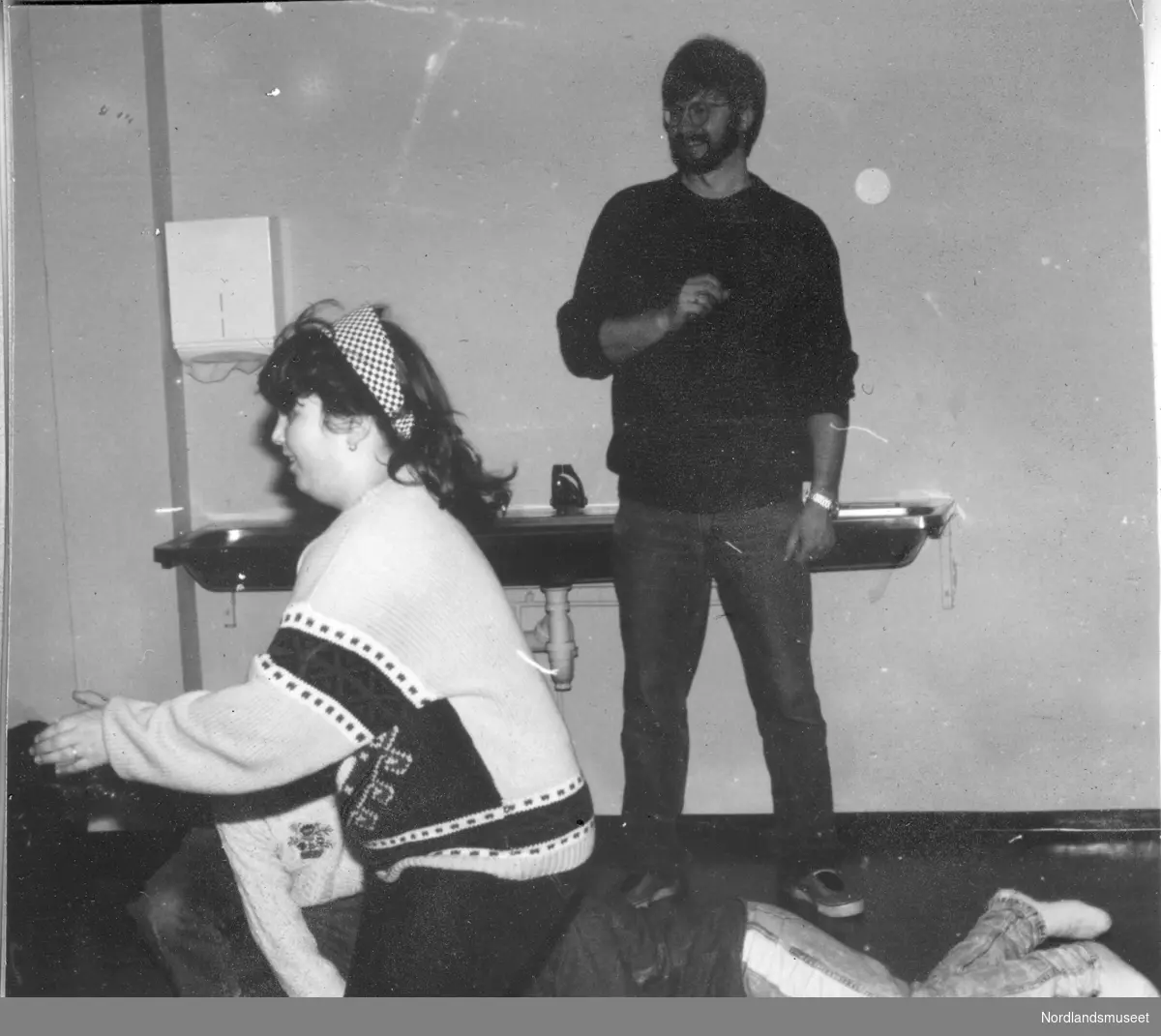 Gildeskål. Kjøpstad. Øving til vandrespillet "Øyr-Per" 11.11.1992 på Skolehuset, Anette Hansen og Jo Wintervoll.
