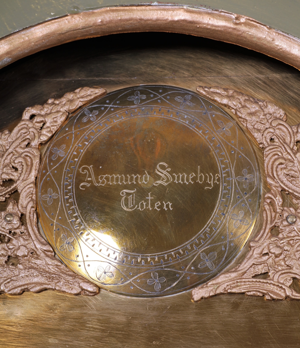 Totenklokke laget av urmaker Asmund Smebye. Kasse laget i gran, med sekundær maling, utført i 1973. Messingskive med siselering og støpte ornamenter. Innskripsjon på baksiden av pendel - reparasjon utført i 1901.