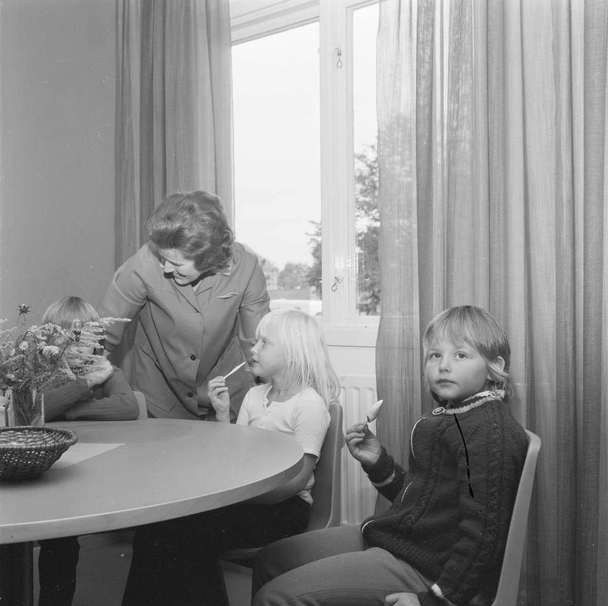Elever får skolmat, Tierp, Uppland, september 1971
