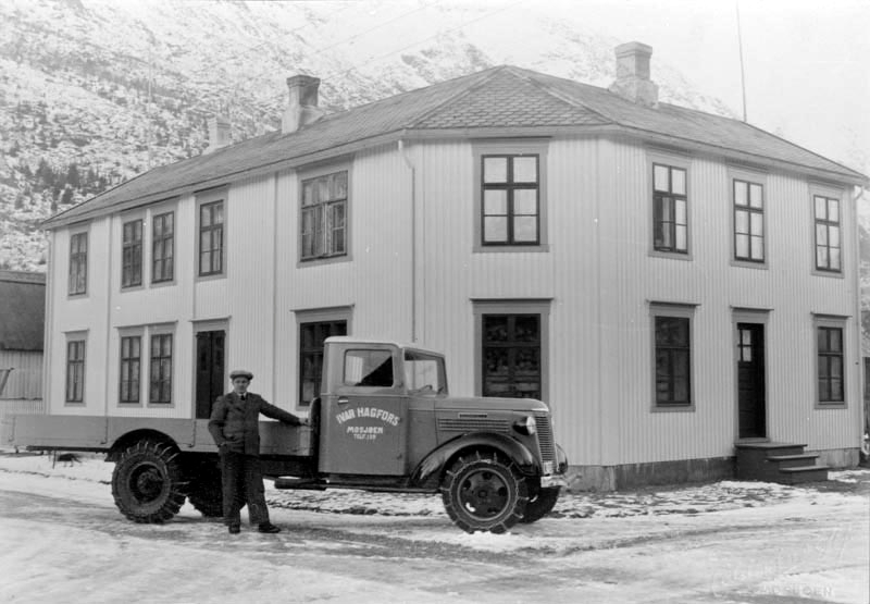 Ivar Hagfors med sin lastebil (1938 Oldsmobile) en vinterdag, på hjørnet av Chr. Qvales gate og Torolfs gate.