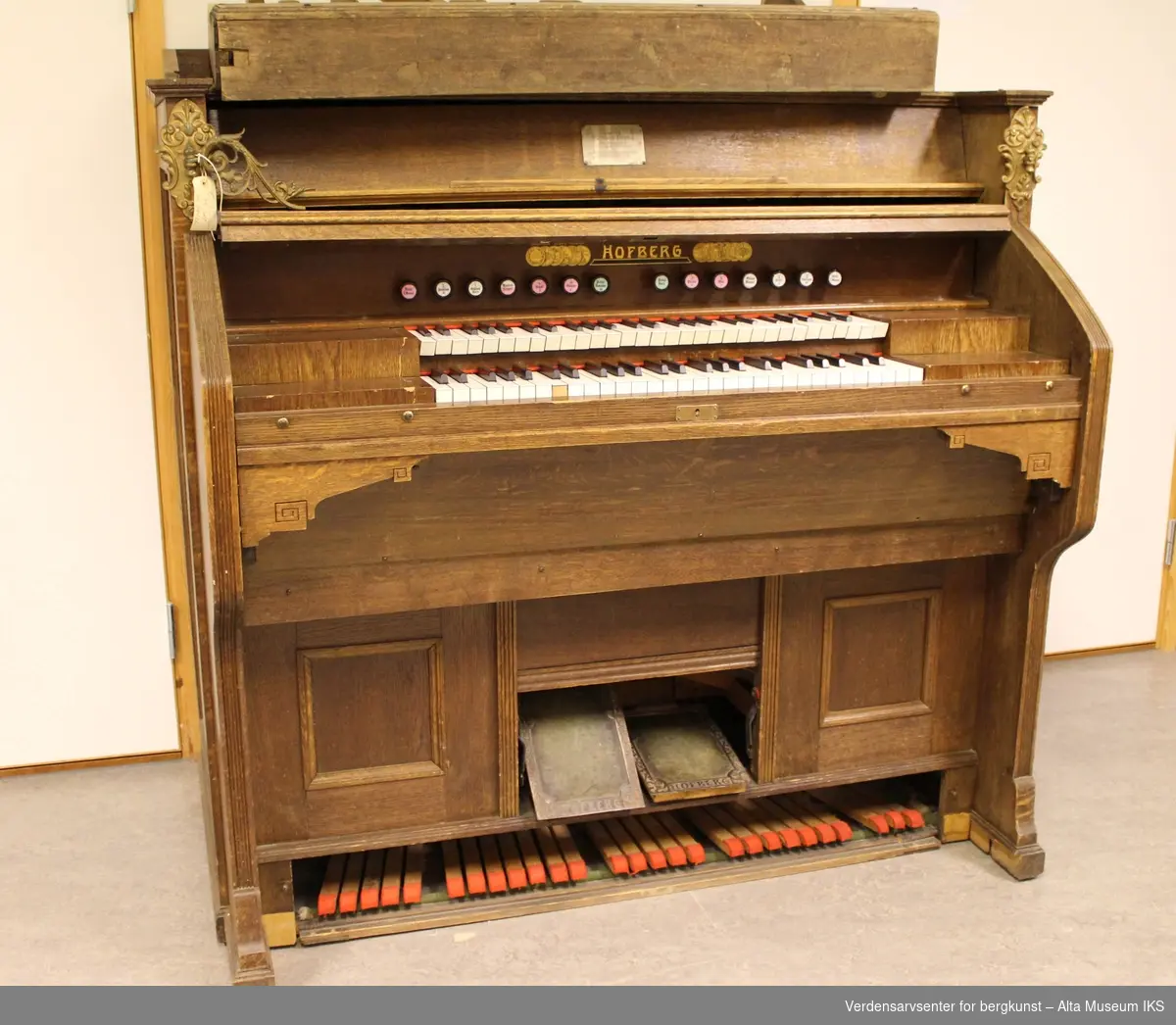 Form: A) Orgelkasse med 2 manualer og B) Separat pedalklaviatur for bassstemmer

