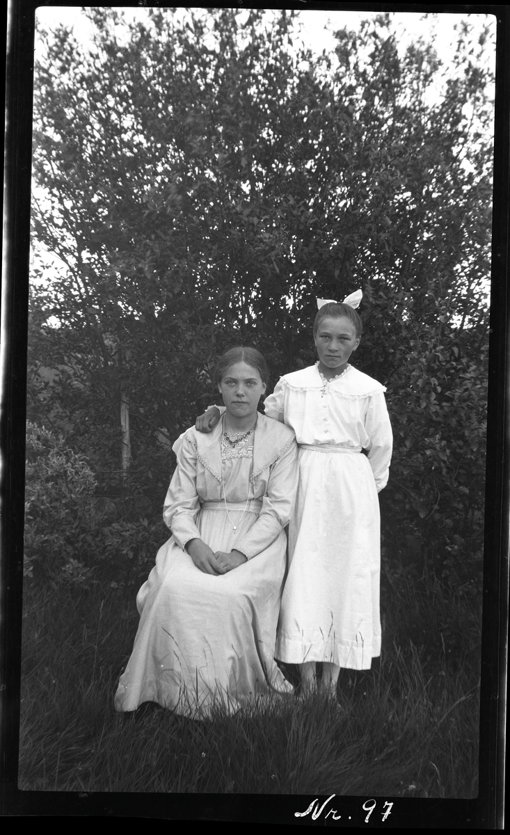 Portrett av to piker fra For på Grytøy.