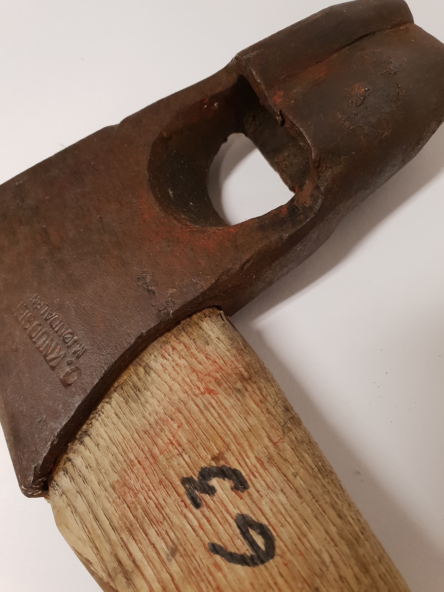 Merkeøks for H. Johansen LtdMerkeøksene ble brukt av tømmermålere til merking av tømmer. Tømmermåling var et mannsdominert yrke. 