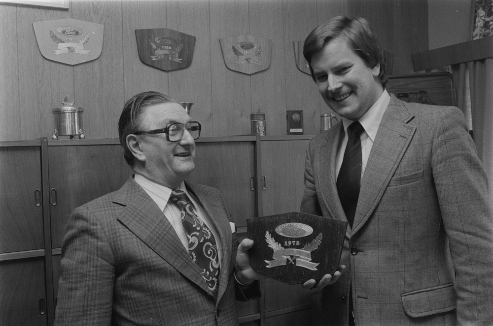 Lind og Greva. 25 år som Ford-forhandler. Mars 1979.
Otto Lind (t.v.) mottar utmerkelse.
Foto: Ragnar H.A.